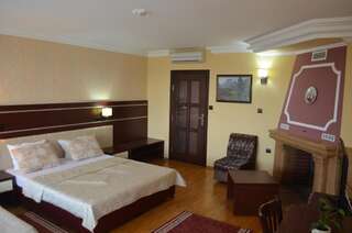 Курортные отели MG Hotel Complex Момчилград Двухместный номер с 1 кроватью или 2 отдельными кроватями и балконом-9