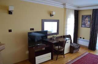 Курортные отели MG Hotel Complex Момчилград Двухместный номер с 1 кроватью или 2 отдельными кроватями и балконом-11