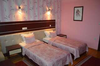 Курортные отели MG Hotel Complex Момчилград Двухместный номер с 1 кроватью и балконом-1